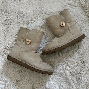 UGG Bailey Button tan sand